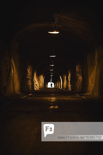 Norwegen  Lofoten-Inseln  Maervoll  Silhouette eines Mannes im Tunnel