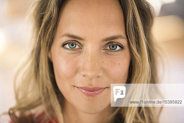 Nahaufnahme-Porträt einer blonden Frau mit blauen Augen