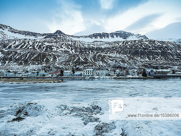 Island  Fjardara  der Robbenrastplatz mit Bergen der es im Winter mit Eis und Schnee