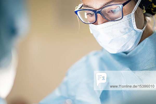 Weibliche Chirurgin während der Operation