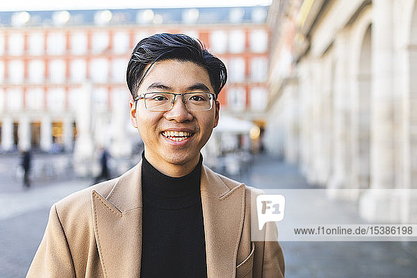 Spanien  Madrid  Porträt eines glücklichen jungen Mannes auf der Plaza Mayor