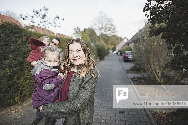 Porträt einer Familie auf dem Weg in ein Wohngebiet