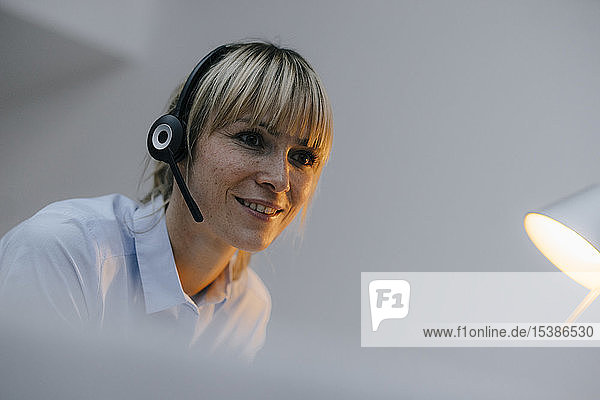Geschäftsfrau bei einer Telefonkonferenz mit Headset