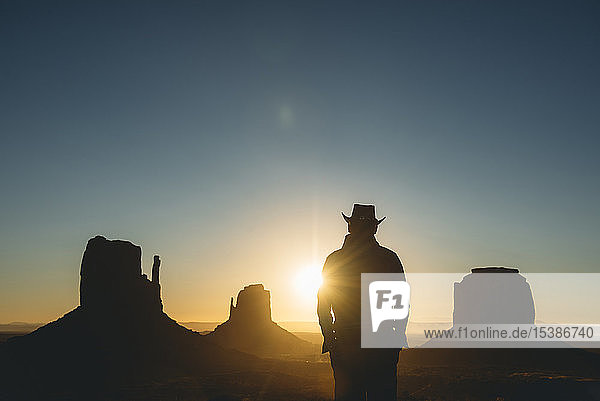USA  Utah  Monument Valley  Silhouette eines Mannes mit Cowboyhut beim Sonnenaufgang