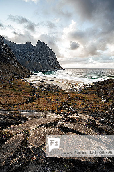 Norwegen Lofoten Blick auf Kvalvika Beach