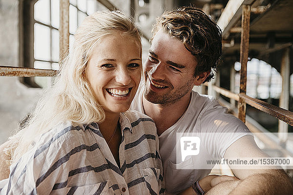 Porträt eines glücklichen jungen Paares in einem alten Gebäude