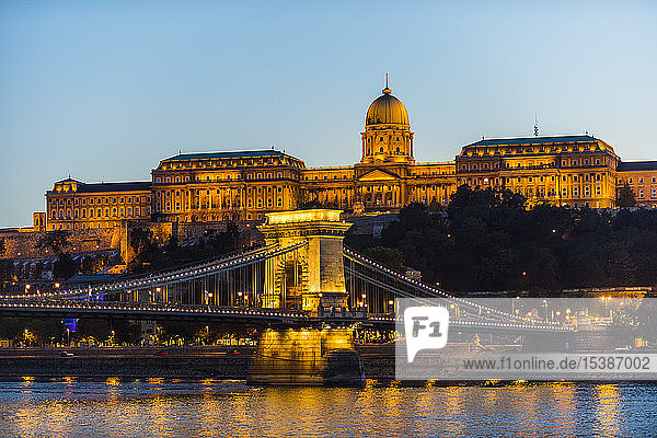 Hungary  Budapest  Buda Castle and chain bridge at dusk