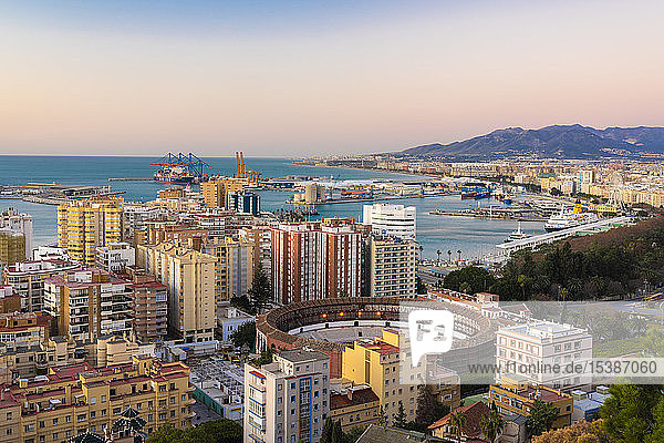 Spanien  Málaga  Blick über den Hafen und die Stierkampfarena La Malagueta bei Sonnenaufgang