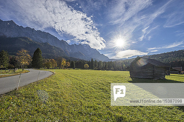 Deutschland  Bayern  Garmisch-Partenkirchen  Grainau  Wettersteingebirge mit Waxenstein im Herbst