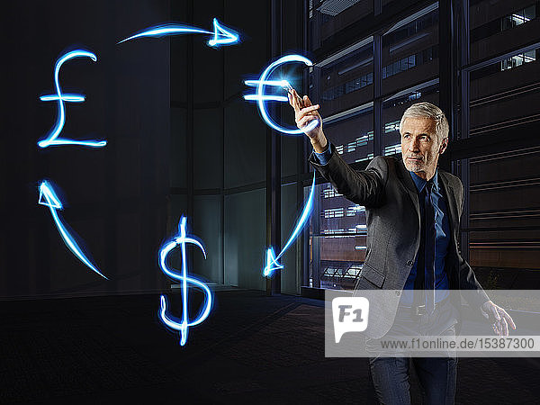 Ein Geschäftsmann  der die Währungsumrechnung mit Licht betreibt