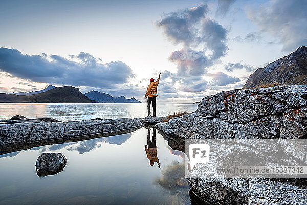 Norwegen  Lofoten  Haukland Beach  Wanderer mit erhobenem Arm