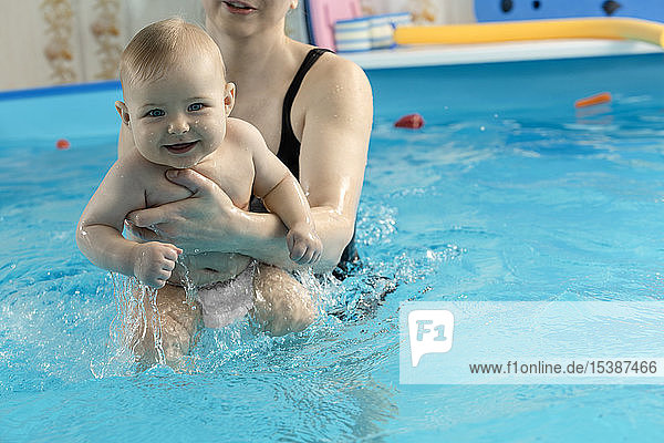 Babyschwimmen  Mutter mit Tochter im Schwimmbad