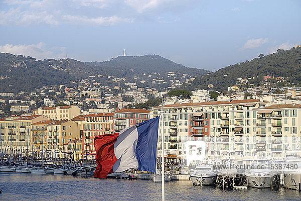 Frankreich  Nizza  Hafen  französische Flagge