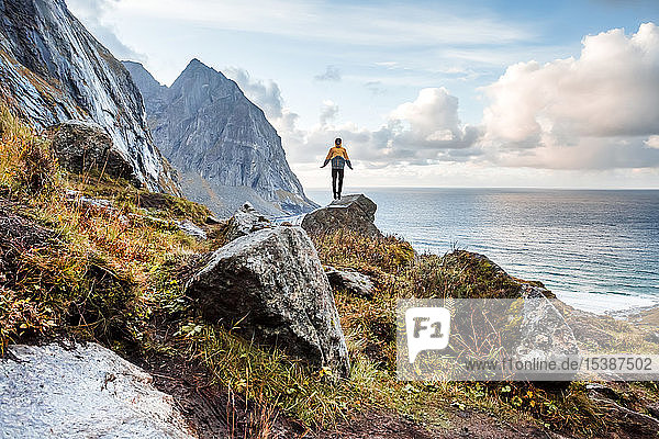 Norwegen  Lofoten  Wanderer auf Fels stehend