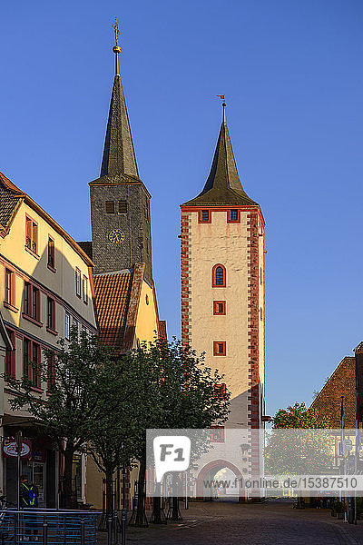 Deutschland  Bayern  Franken  Unterfranken  Karlstadt am Main  Krankenhauskirche und Torturm im Sonnenuntergang