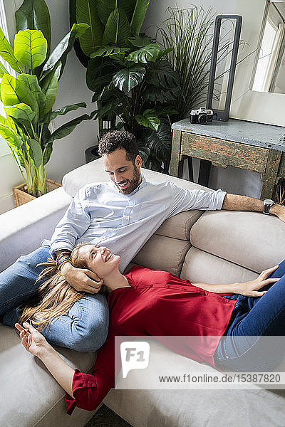 Zärtliches Paar entspannt auf dem Sofa
