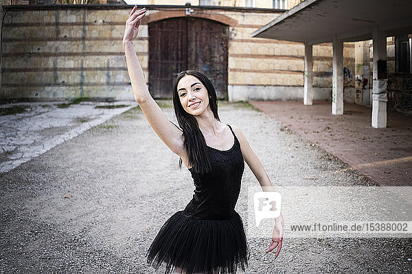 Italien  Verona  Porträt der lächelnden Ballerina in der Stadt