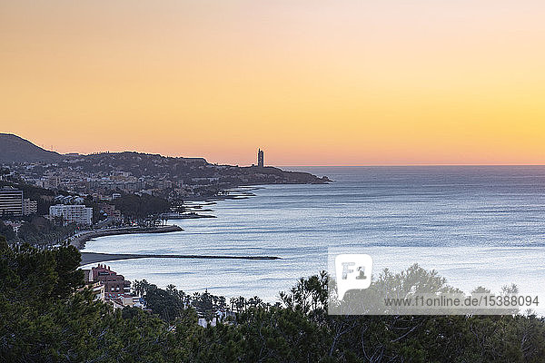 Spanien  Malaga  Blick vom Aussichtspunkt Gibralfaro am Schloss bei Sonnenaufgang