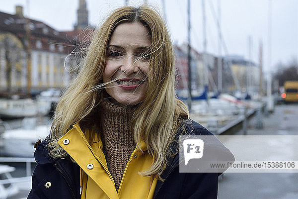 Dänemark  Kopenhagen  Porträt einer glücklichen Frau im Stadthafen