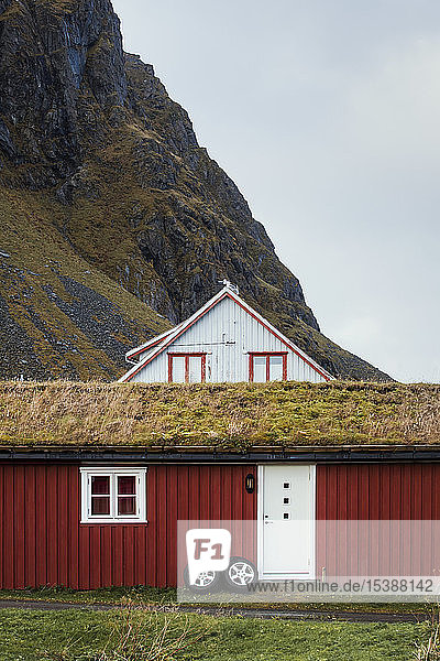 Norwegen Lofoten Eggum Hütte am Berghang