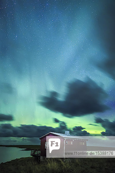 Norwegen Lofoten Eggum Nordlicht und Holzhütte