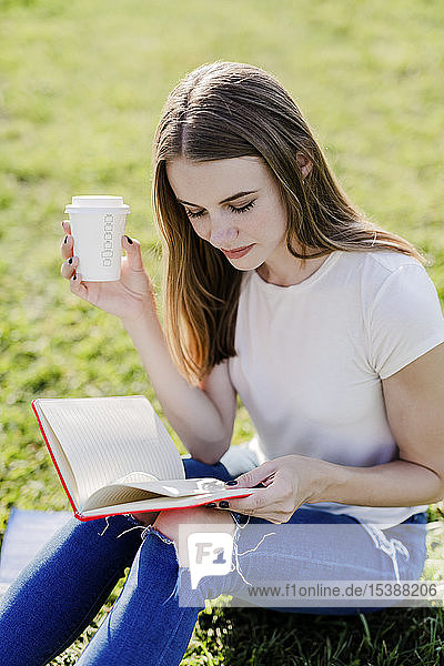 Young woman exploring New York City  taking a break  reading book