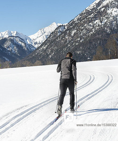 Österreich  Tirol  Achensee  Mann beim Skilanglauf