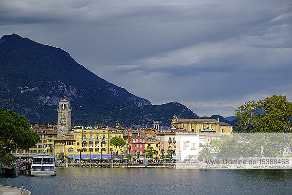 Italien  Trentino  Gardasee  Riva del Garda  Hafen mit Glockenturm Torre Apponale