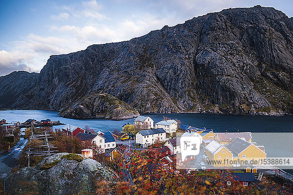 Norwegen  Lofoten  Nusfjord  Häuser an der Küste