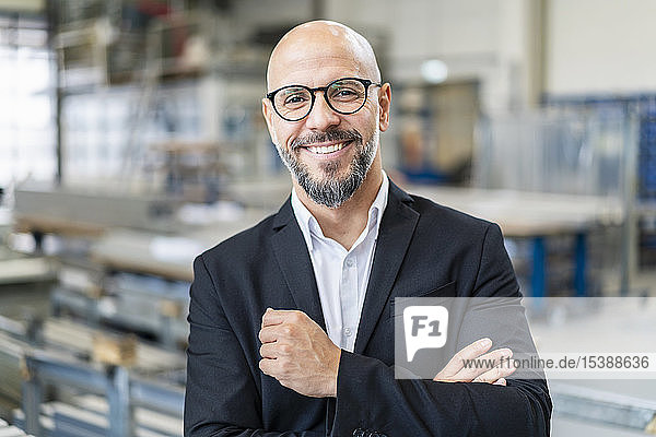 Porträt eines lächelnden Geschäftsmannes in der Fabrik