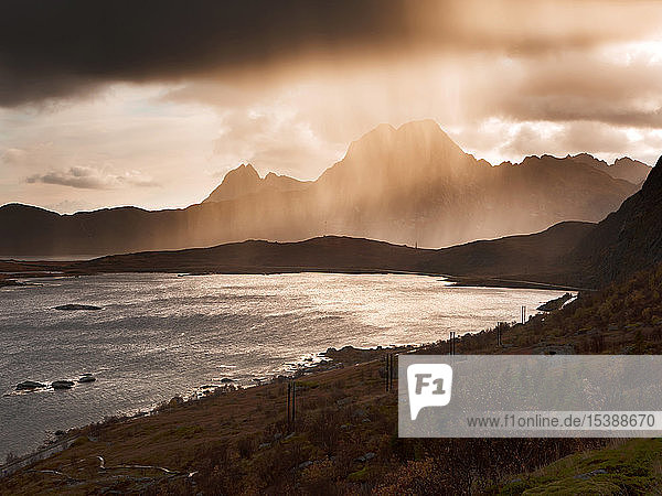 Norwegen Lofoten Niederschlag bei Kvalvika Beach