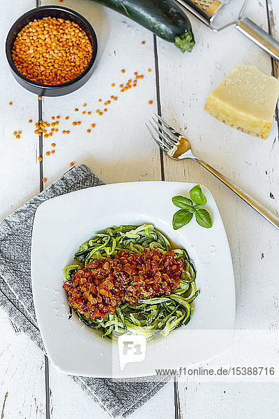 Zoodles mit vegetarischer Bolognese-Sauce  Parmesan und Basilikum
