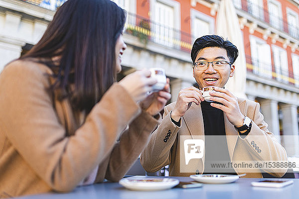 Spanien  Madrid  junges Paar genießt einen Kaffee auf der Plaza Mayor
