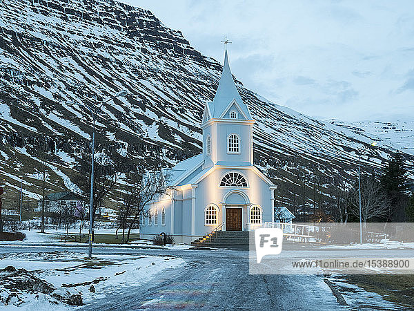 Island  Seydisfjordur  Seydisfjardarkirkja Kirche im Winter vor Sonnenaufgang
