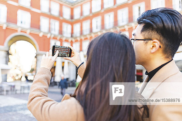 Spanien  Madrid  junges Paar beim Fotografieren mit einem Smartphone in der Stadt