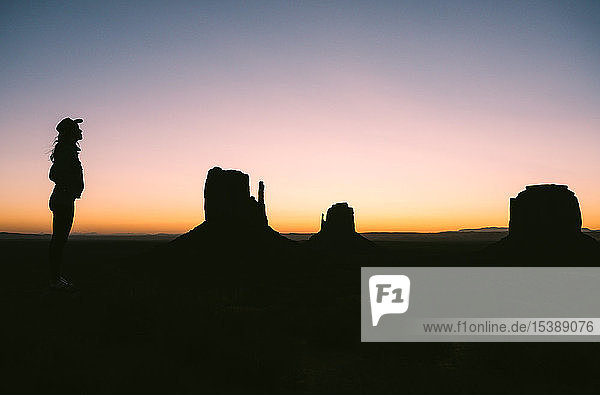 USA  Utah  Monument Valley  Silhouette einer Frau mit Cowboyhut  die den Sonnenaufgang genießt
