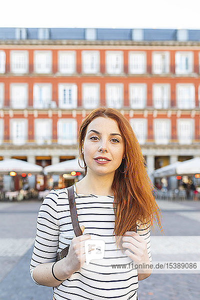 Spanien  Madrid  Plaza Mayor  Porträt einer rothaarigen jungen Frau mit Nasenpiercing