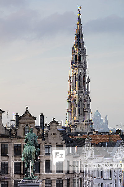 Belgien  Brüssel  Blick vom Mont des Arts  Rathaus und Unterstadt  Statue von Albert I. von Belgien