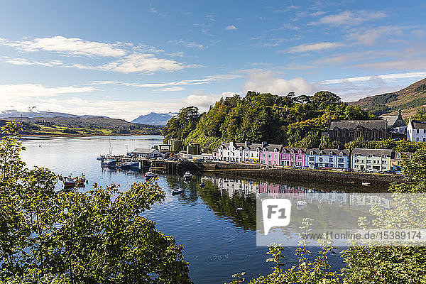 Vereinigtes Königreich  Schottland  farbenfrohe Häuser in Portree  Isle of Skye