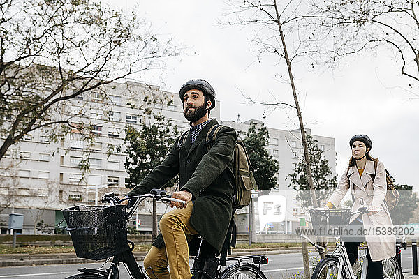 Ein Paar fährt E-Bikes in der Stadt