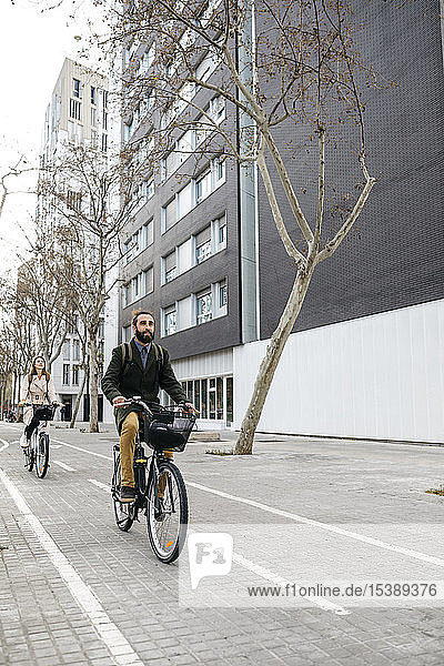 Ein Paar fährt E-Bikes in der Stadt