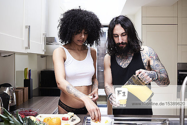 Junges Paar bereitet gesundes Essen in der Küche zu