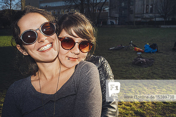 Porträt von zwei glücklichen Frauen im Park