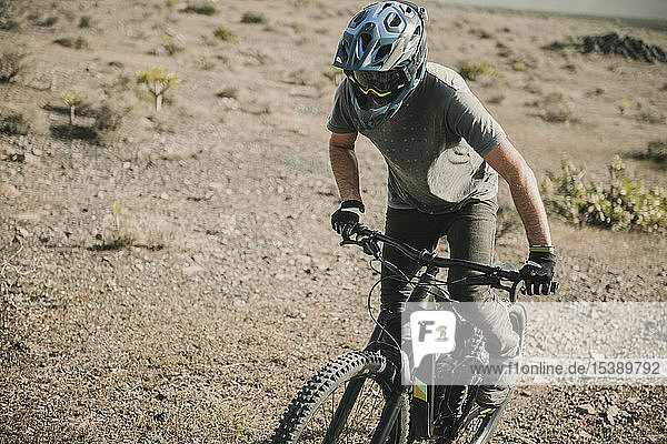 Spanien  Lanzarote  Mountainbiker auf einem Ausflug in die Wüstenlandschaft