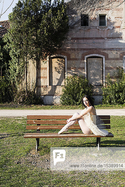 Italien  Verona  Porträt einer auf einer Bank sitzenden Ballerina in der Stadt