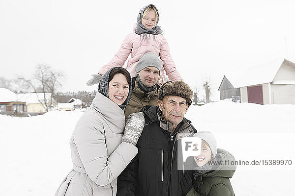 Familienporträt mit Grossvater im Winter