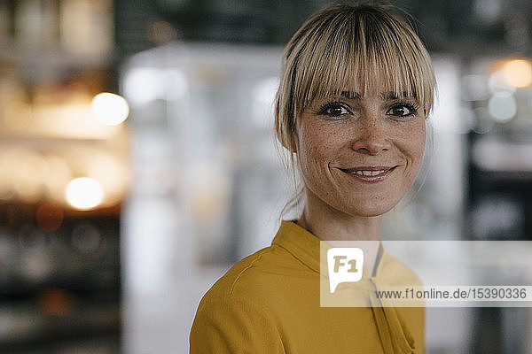 Porträt einer schönen blonden Frau  lächelnd