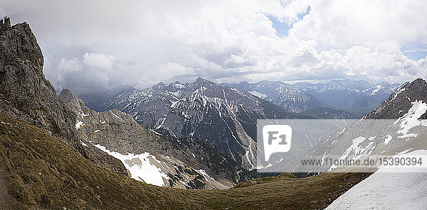 Deutschland  Oberbayern  Blick über das Karwendelgebirge