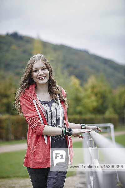 Porträt eines lächelnden Teenagers auf einem Sportplatz
