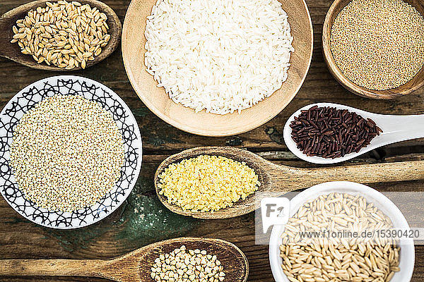 Getreidemischung: roter Reis  Gerste  Amaranth  Quinoa  Reis  Bulgur  Dinkel und Buchweizen